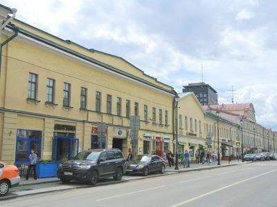 Жилой дом с лавками