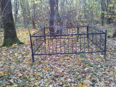 Могила сестер Ефременковых Евдокии Сергеевны и Екатерины Сергеевны и их отца Сергея Анисимовича, расстрелянных гитлеровцами 2 мая 1942 года за связь с партизанами (пекли партизанам хлеб, шили одежду)