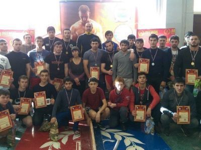 Первые клубные соревнования по мас-рестлингу среди юношей и юниоров состоялись в Нальчике