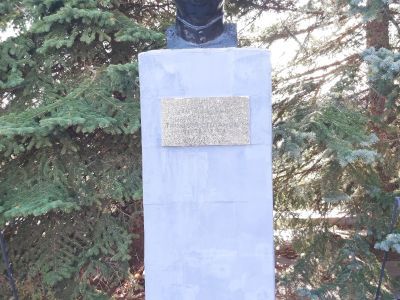 Памятник–бюст Герою Советского Союза Т.Г. Горячкину. Сооружен из железобетона