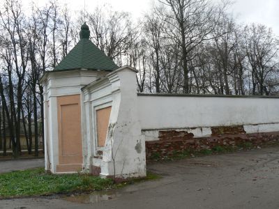 Западные келейные корпуса с башнями