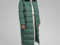 Утепленное пальто с капюшоном