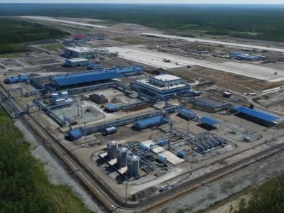 Взлетно-посадочную полосу возводят в новом аэропорту Мирного
