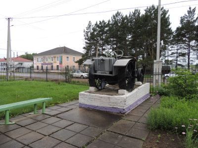 Трактор СТЗ-ХТЗ, установленный в честь первых сельских механизаторов 1931-1935 гг.