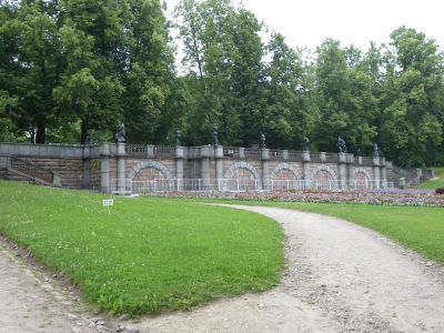 Гранитная терраса ("терраса Руска") со статуями (копии с античных оригиналов)