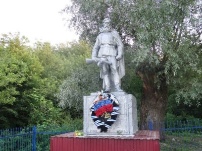 Братская могила воинов Советской Армии, погибших в марте 1943 года. Захоронено 42 человека, установлено фамилий на 35 человек. Скульптура установлена в 1965 году