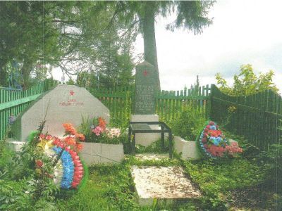 Воинские захоронения 11 солдат и офицеров Советской Армии, погибших в боях с немецко-фашистскими захватчиками в период Великой Отечественной войны 1941-1945 гг.