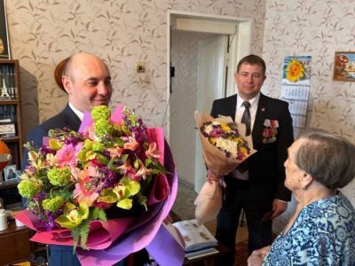 Нину Ильиничну Провоторову поздравили с праздником на дому
