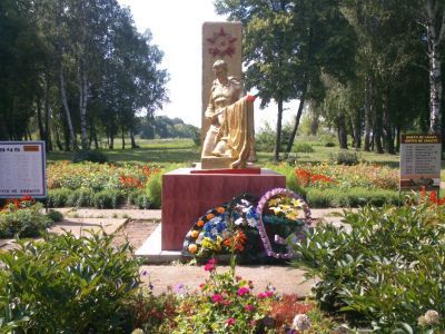 Братская могила советских воинов, погибших в боях с фашистскими захватчиками