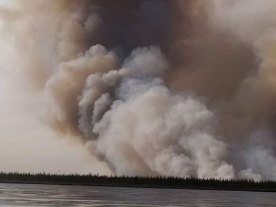 Более 50 человек тушат пожар возле села Эбях