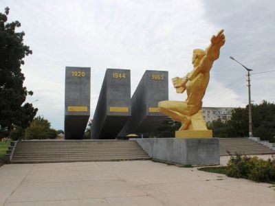 Памятный знак в честь 3-х штурмов Перекопа (скульпторы Ю.Л. Синкевич, М.Я.Грицюк, архитекторы О.К. Стукалов, А.А. Сницарев)