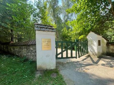 Ограды с воротами (внешняя - с восемью воротами, внутренняя - с тремя воротами)