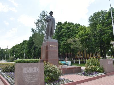 Памятник В.И.Ленину. Чугун, гранит. Скульптор В.Н.Савченко