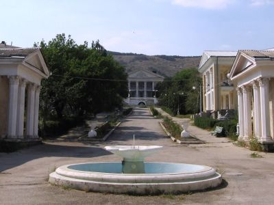 Здания Старокрымского противотуберкулезного санатория (архитекторы С.А.Маслих, О.О.Яфа, М.М.Солотинцева, Р.Г.Чуенко, художник-лепщик А.В.Бычков)