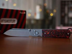Складной нож Artisan Cutlery Holm, сталь S90V, рукоять сталь/карбон, красно-черный