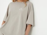 Оверсайз футболка со спущенным плечом