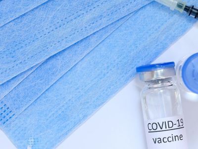 В США вакцинированным людям разрешили не носить маски. Почему это плохая идея