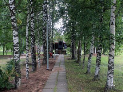 Памятник-руина («Эхо войны»), полуразрушенная в годы войны кирпичная стена здания, где установлена памятная доска