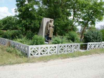 Братская могила советских воинов