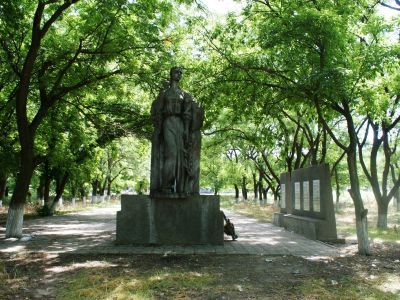 Братская могила советских воинов