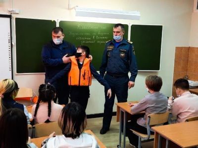 Инспекторы ГИМС проводят уроки безопасности в школах Якутии