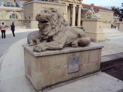 Скульптура льва