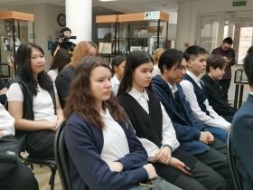 Писатель Валентин Егоров представил школьникам издания «ZOV Победы» и «Белая книга Памяти»