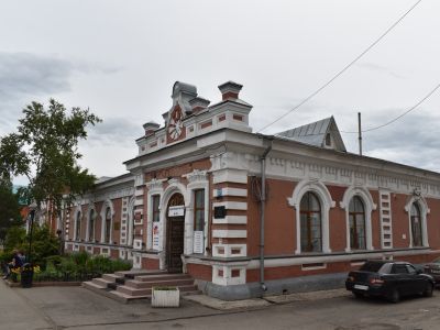 Каменное здание, конца XIX века, бывшее  казначейство, ныне городская библиотека