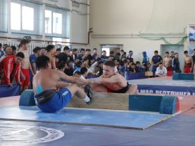 В Нюрбе стартовал отборочный на Игры Манчаары турнир по мас-рестлингу