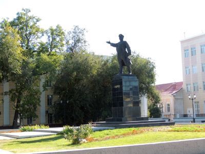 Памятник С.М.Кирову, 1939 г., скульптор Томский Н.В., архитектор Руденко И.А. (бронза, гранит)