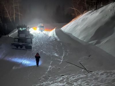 В Якутии спасатели оказали помощь водителям на месте схода снежной лавины