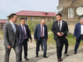 Айсен Николаев ознакомился с вопросами переселения граждан из аварийного жилья в Айхале