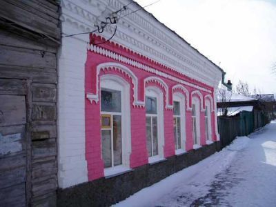 Одноэтажный каменный особняк с каменной резьбой по фасаду