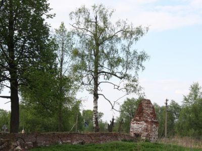 Кирпичная ограда с  башнями