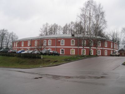 Здание конюшен почтовой станции Пелла