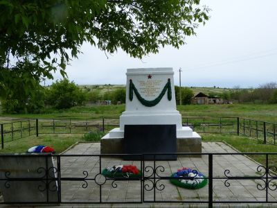 Братская могила советских воинов, погибших в период Сталинградской битвы