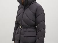 Стеганый пуховик с поясом и капюшоном