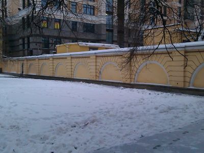 Ограды у восточного и западного флигелей