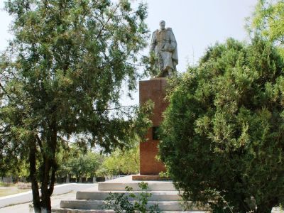 Братская могила советских воинов и Героя Советского Союза Д.А.Челядинова