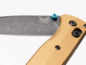 Складной нож Benchmade Bugout сталь M390, рукоять Burnt Brass Aluminum