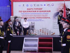 На призы 102-летнего ветерана Наума Слепцова провели матч-турнир по шахматам и шашкам