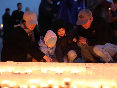 Якутяне выложили свечами надпись «Победа 80» на площади Победы