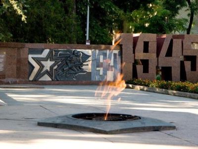 Братская могила воинов Советской Армии и мирных граждан, погибших в годы гражданской и Великой Отечественной войн