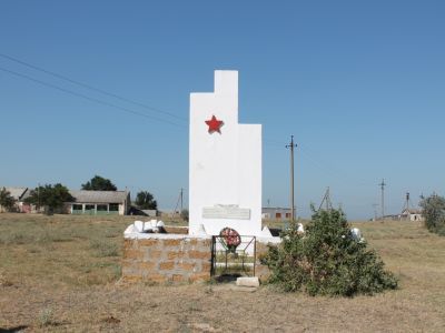 Братская могила советских воинов и памятный знак в честь воинов-односельчан, погибших в годы Великой Отечественной войны