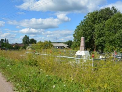 Братская могила 58 воинов Советской Армии, погибших в период Великой Отечественной войны 1941-1945 гг.