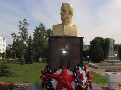 Братская могила советских воинов, погибших в боях с фашистскими захватчиками в 1943 году. Захоронено 3 человека, в том числе генерал-майор Костицин Александр Степанович. Все имена установлены. Бюст генерала Костицина. Обелиск