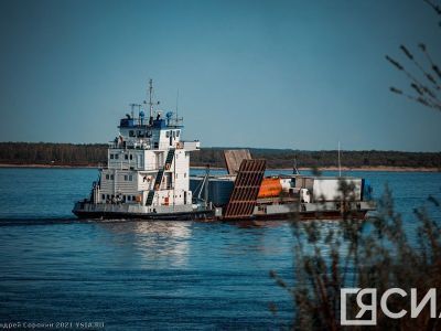 На переправе Якутск — Нижний Бестях перевозки осуществляют восемь паромов
