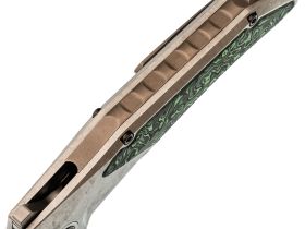 Складной нож TUOTOWN Guerrero, сталь M390, рукоять Grey Crystal Ti/Green Carbon Fiber
