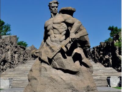 Скульптура «Стоять насмерть!» с бассейном