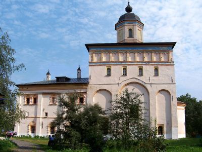 Церковь Успения в Колмове с колокольней